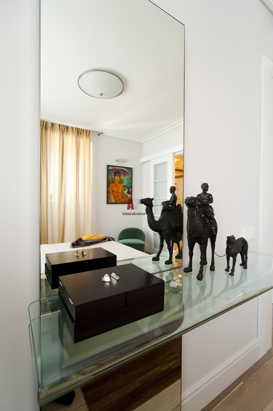 Двухэтажные квартиры в черных тонах