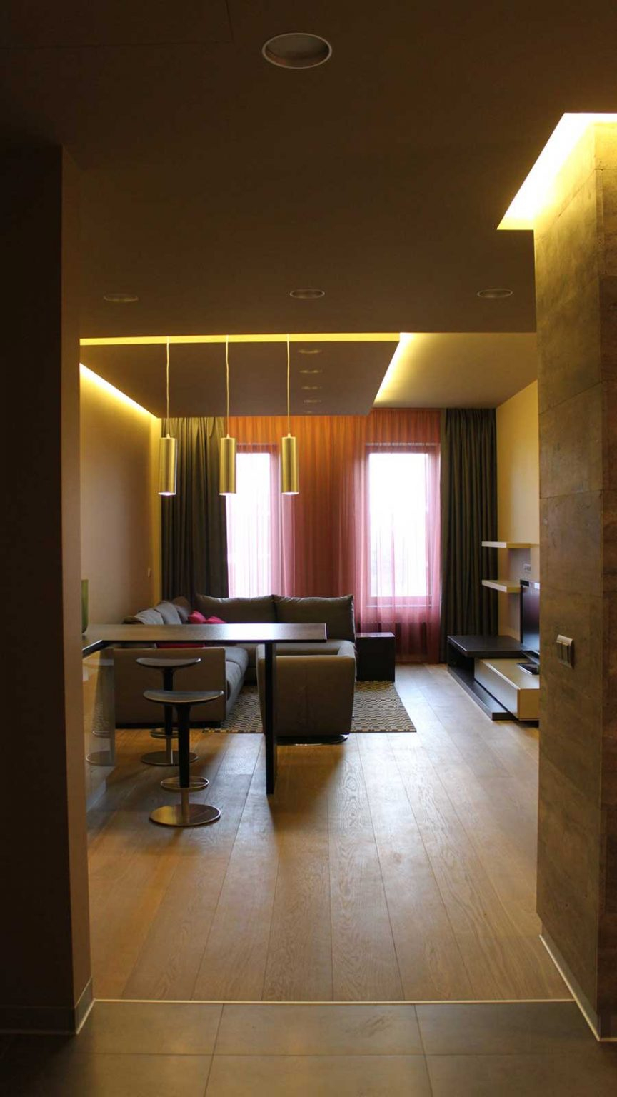 Декор длинной стены в коридоре