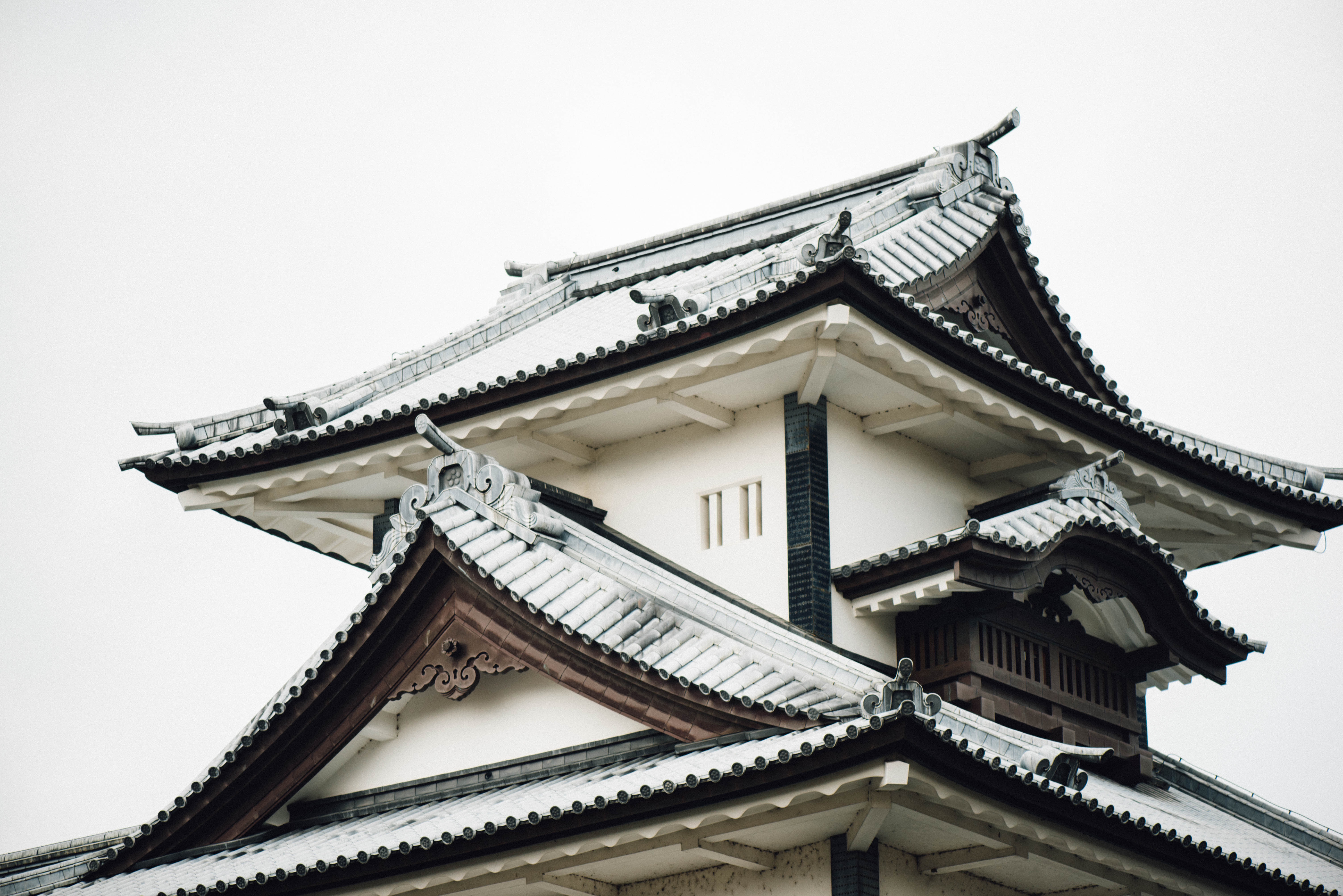 Серый дом на китайском. Пагода крыша в Японии. Крыши японских домов. Азиатская крыша. Китайская крыша.