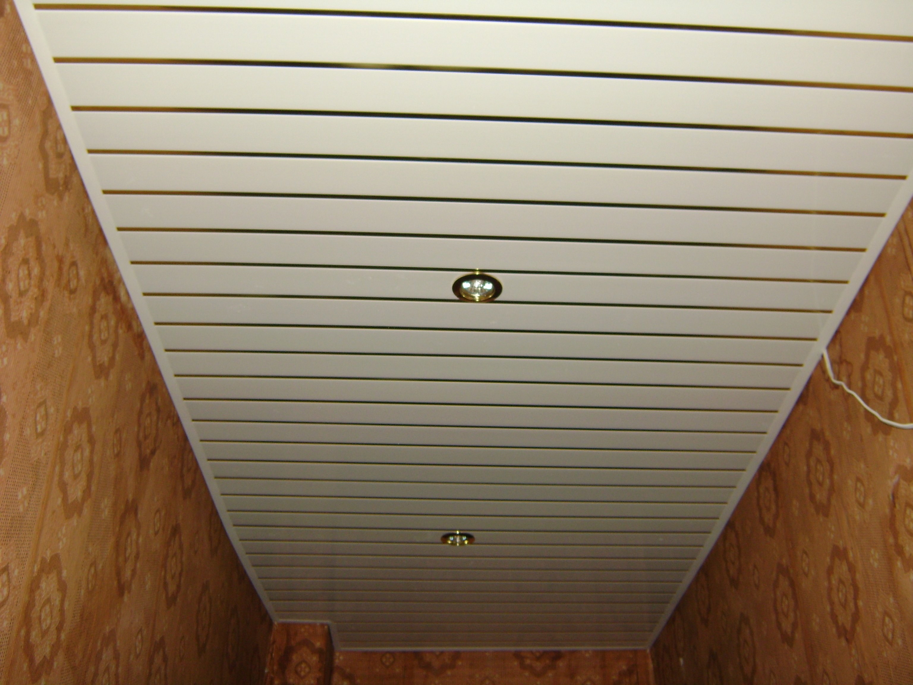 Отделка пвх потолок. Потолок из панелей ПВХ. Потолок из пластиковых панелей. Пластиковые панели для потолка. Обшивка потолка пластиковыми панелями.