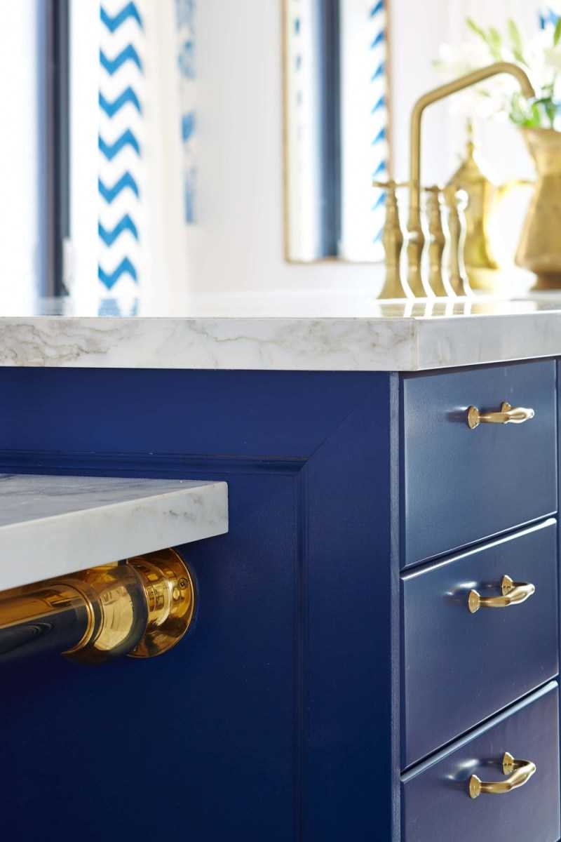 Серая кухня с золотыми ручками