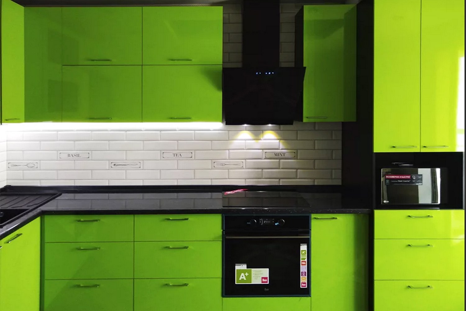 Черно зеленая кухня. Зеленая кухня Леруа Мерлен. Черно салатовая кухня. Кухня зеленая с черным. Зеленая кухня с черной столешницей.