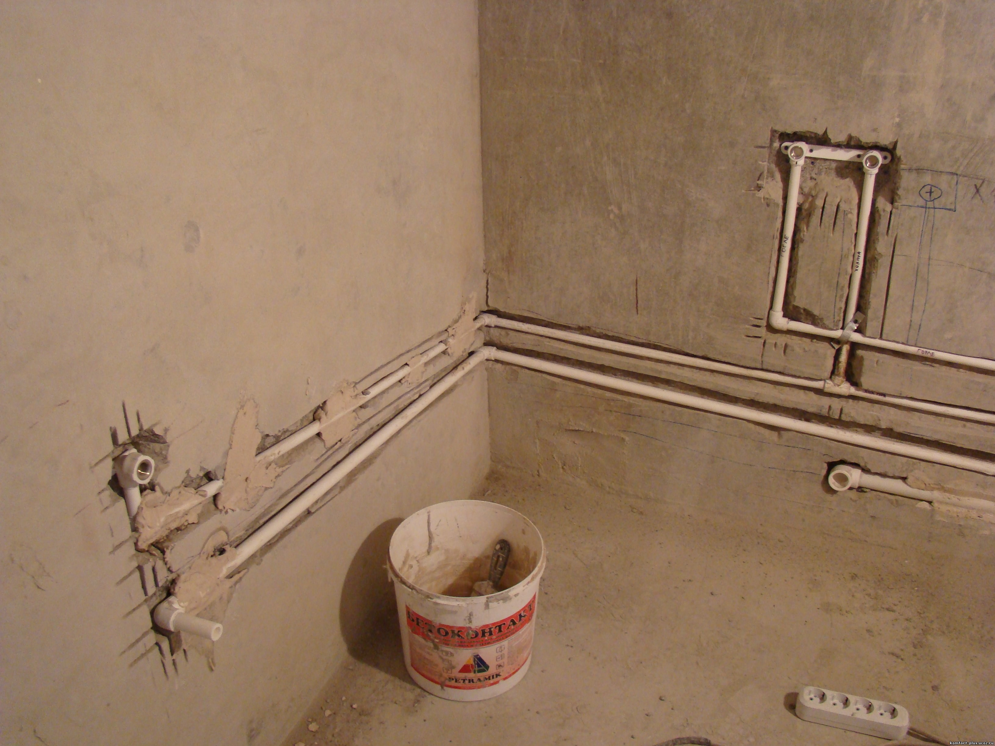 Штробление стены под трубы канализации в ванной комнате