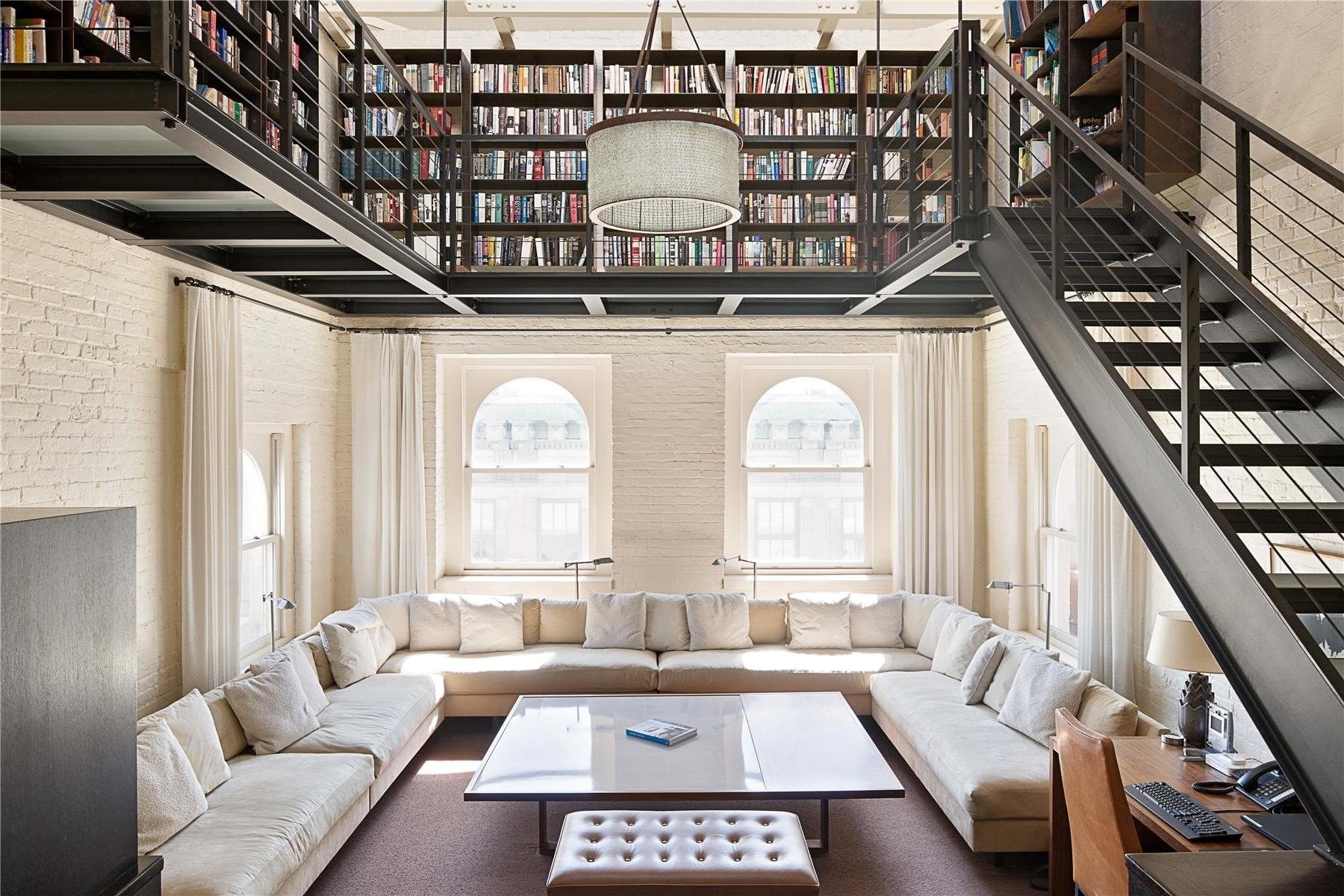 Большая библиотека в доме. Пентхаус в Нью-Йорке лофт. Интерьер с высокими потолками. Библиотека в доме интерьер. Интерьер дома с высокими потолками.