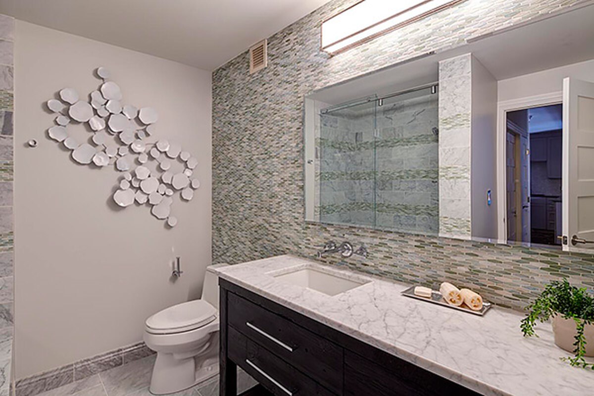 Чем можно покрыть ванную комнату. Декор стен в ванной. Декор в ванную комнату на стену. Декоративная стена в ванной. Декоративная штукатурка ванная.