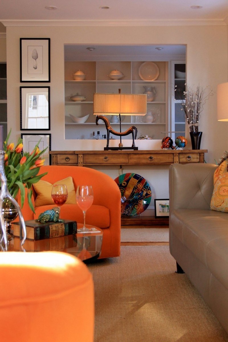 Комната с оранжевым диваном