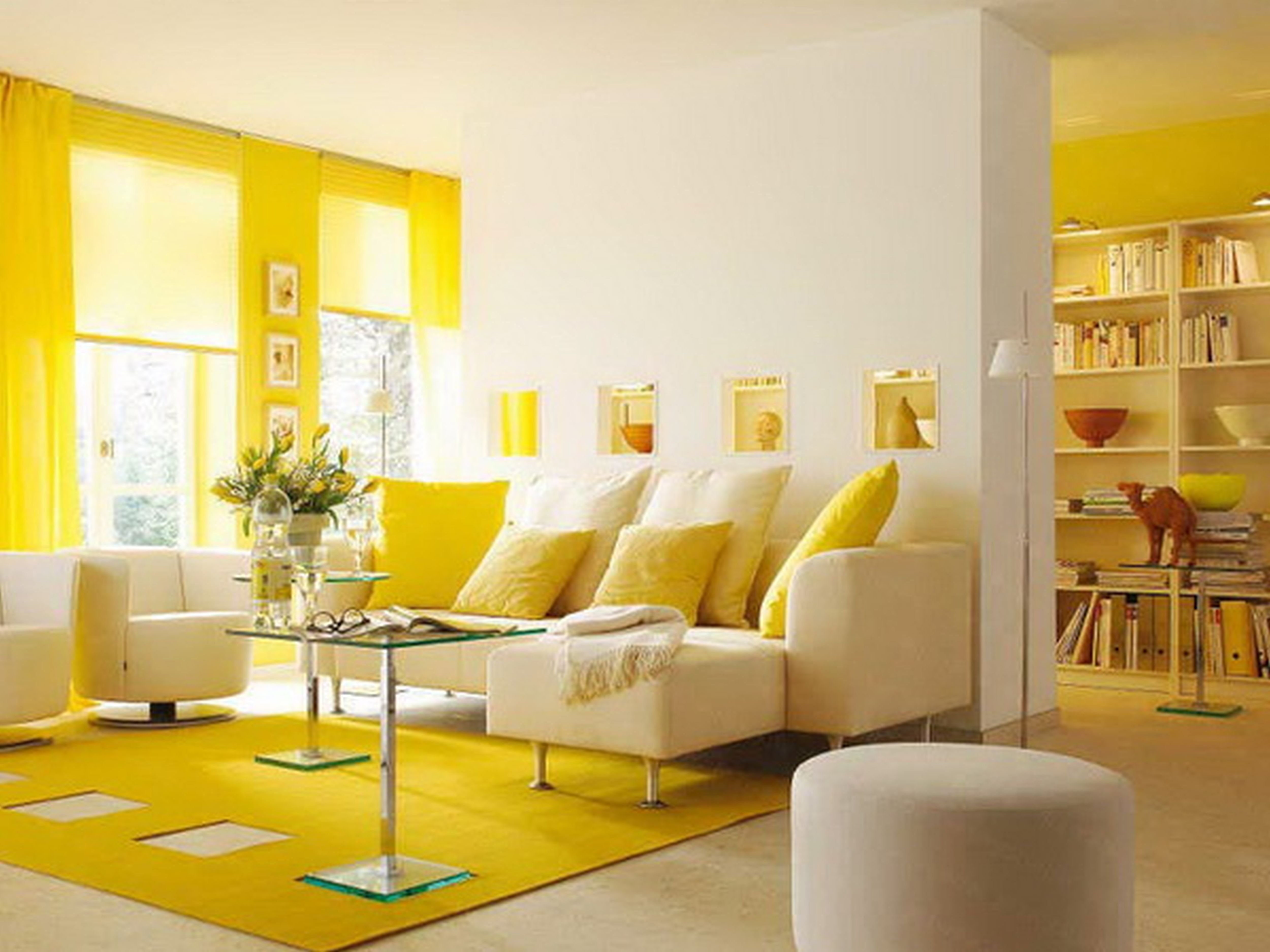 Горчичные обои. Желтая гостиная. Желтый интерьер. Желтый цвет в интерьере. Гостиная с желтыми стенами.