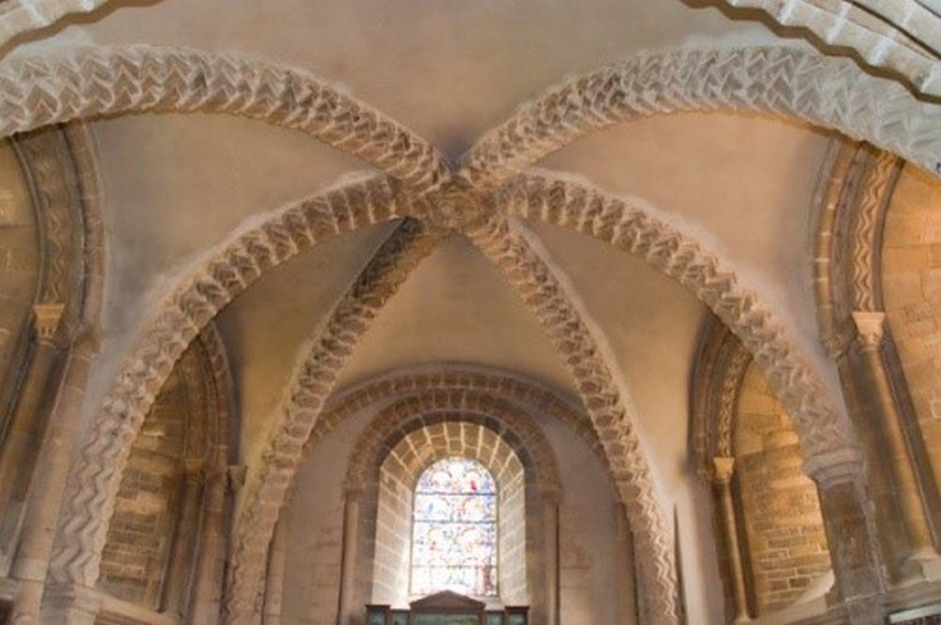 Которая представляет собой свод. Церковь сен Филибер в Турню. Романский стиль сводчатые арки. Древний Рим сводчатые перекрытия.