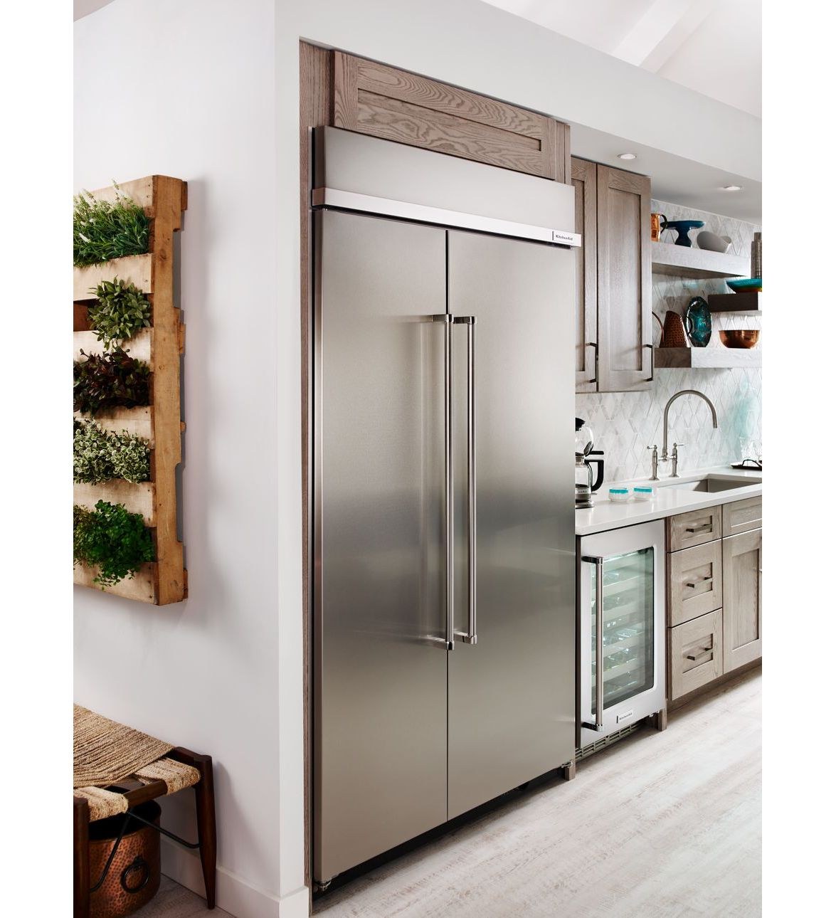 Двухстворчатый холодильник в интерьере кухни (30 фото)