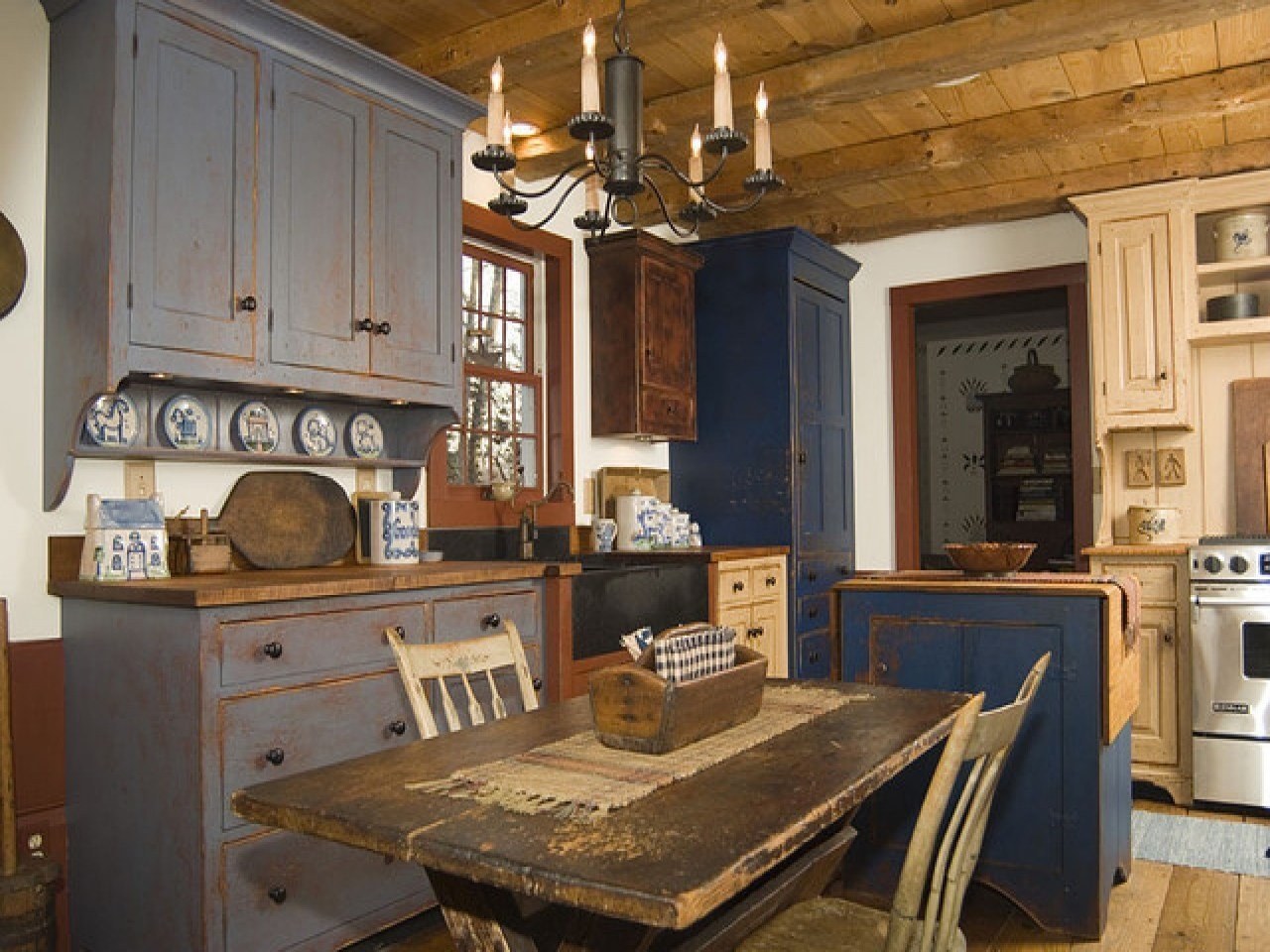 Фото старых интерьеров. Кухня в Старом деревенском доме. Кухня в старинном стиле. Интерьер кухни в Старом стиле. Деревенский стиль в интерьере.