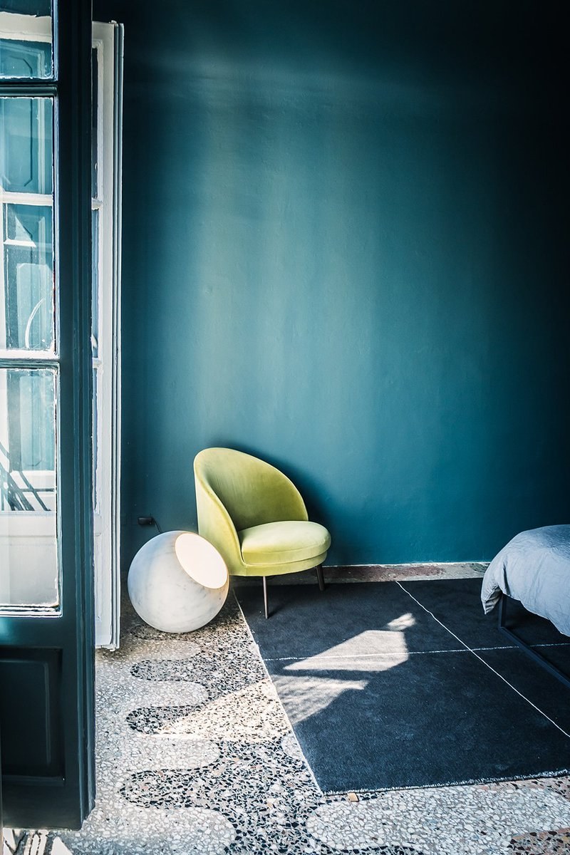 Глянцевые стены в интерьере