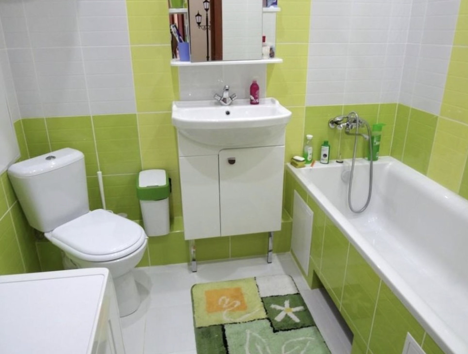 Хрущевка ванная комната совмещенная с туалетом. Ванная с туалетом. Ванная комната совмещенная с туалетом. Маленькая совмещенная ванная. Ванная в зеленых тонах.