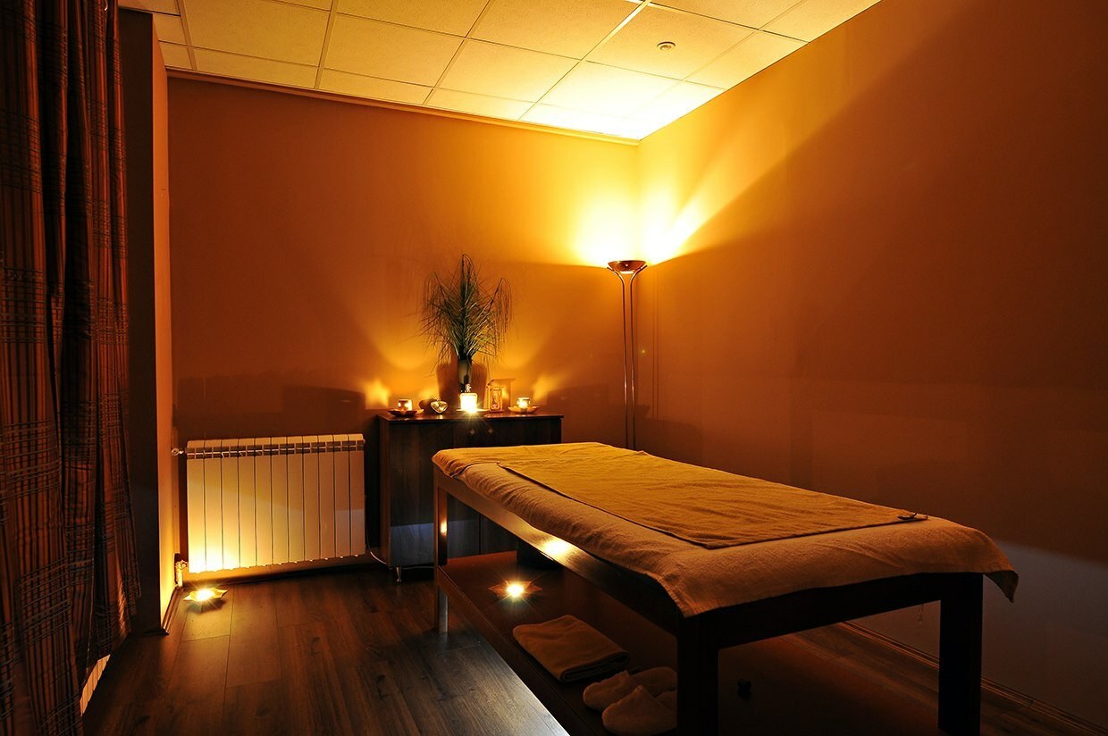 Массажный салон тело. Комната для массажа. Интерьер массажного кабинета. Массажный кабинет спа.