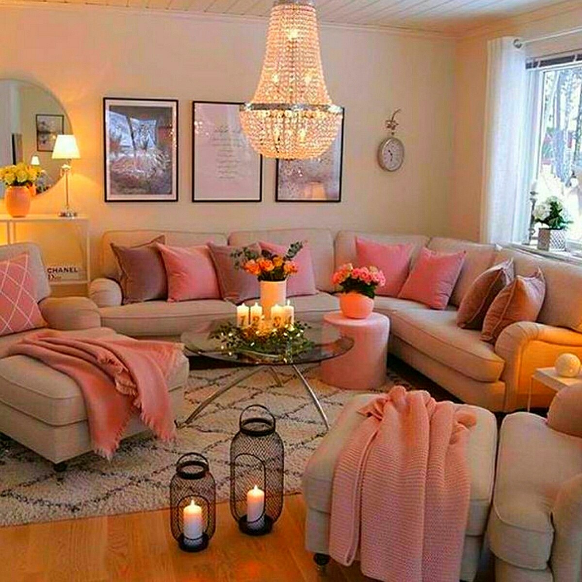 Бледно розово коричневый. Интерьер в пудровых тонах. Пыльно розовый диван в интерьере. Сочетание бежевого в интерьере. Гостиная в пастельных тонах.