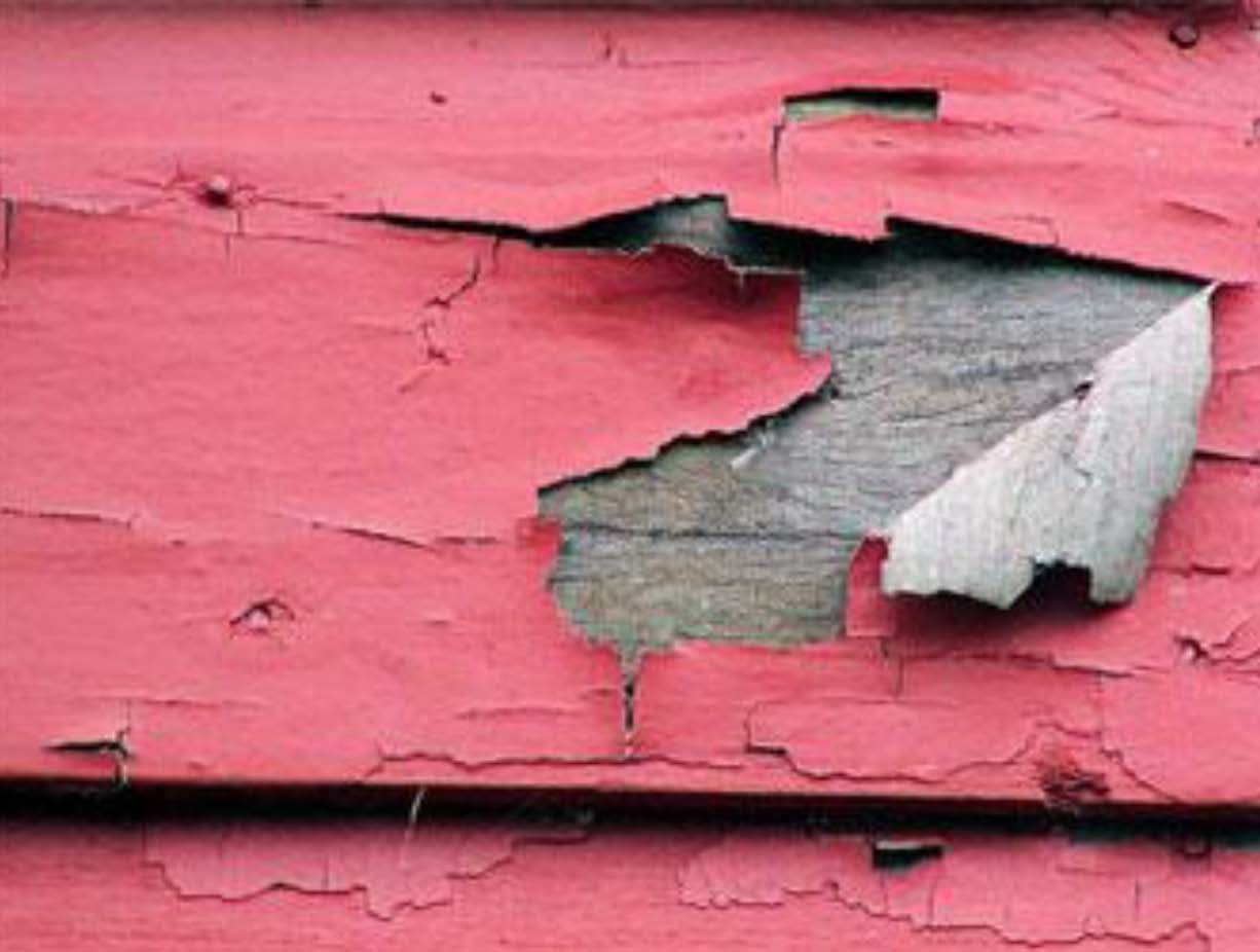 Покрасить дом деревянный по старой краске. Облезла краска. Облупившаяся краска. Старая краска. Отслоилась краска на стене.
