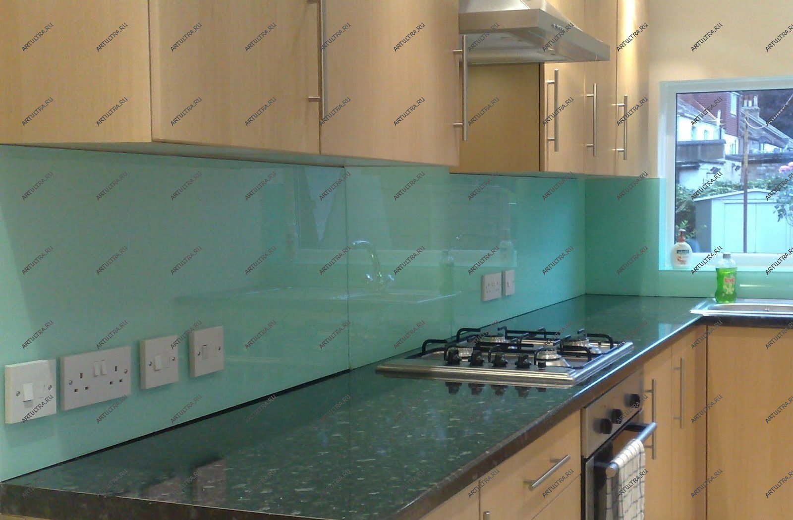 Бирюзовый стеклянный фартук на кухню