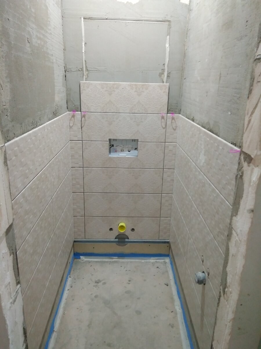 Кладка плитки в ванной на стену