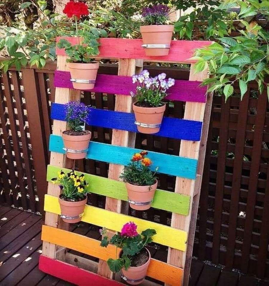 Цветник из поддонов