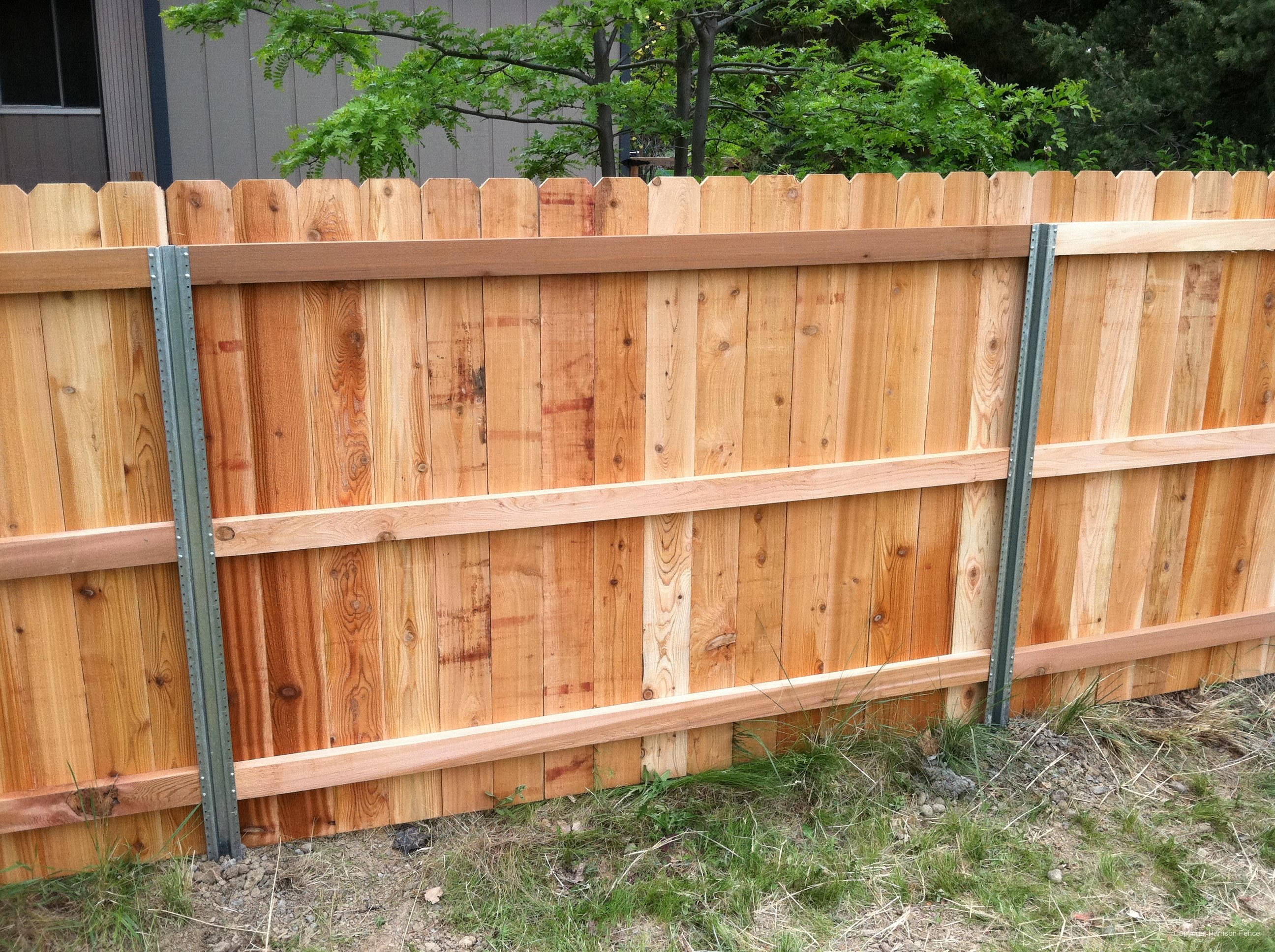 Сделать забор ключ цены. Деревянный забор. Красивый деревянный забор. Деревянный забор для дачи. Забор из деревянных досок.