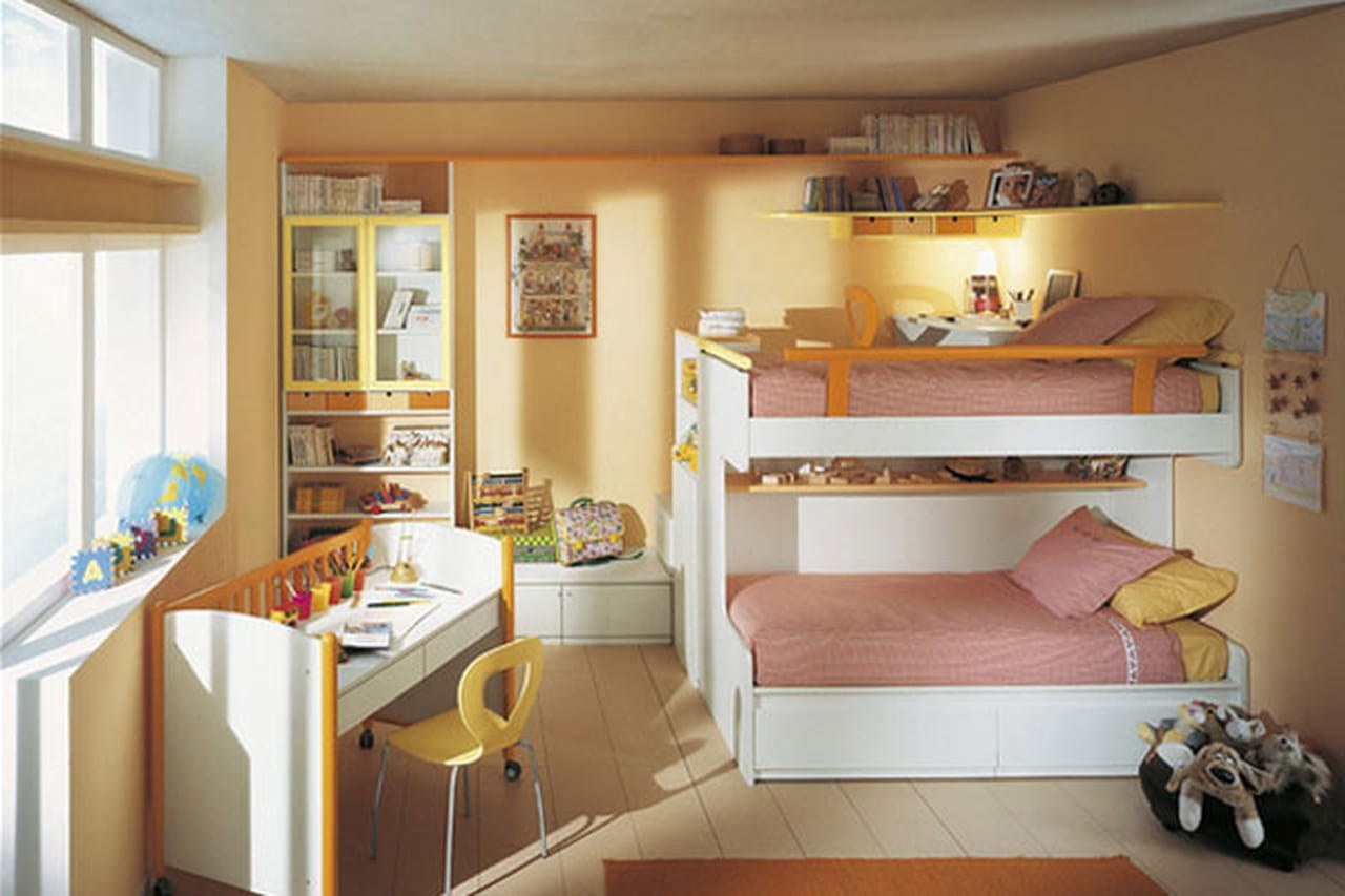 Решение для маленьких детей. Компактная детская комната. Маленькие детские комнаты для двоих. Небольшая комната для двух девочек. Обустроить маленькую комнату.