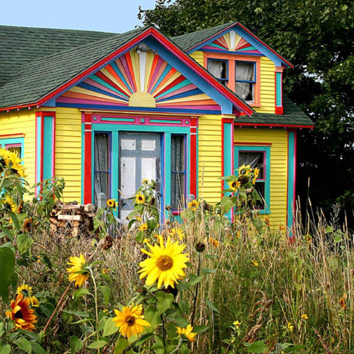 Colorful houses. Разноцветный дом. Желтый дачный домик. Разноцветный дачный домик. Деревенский дом желтого цвета.