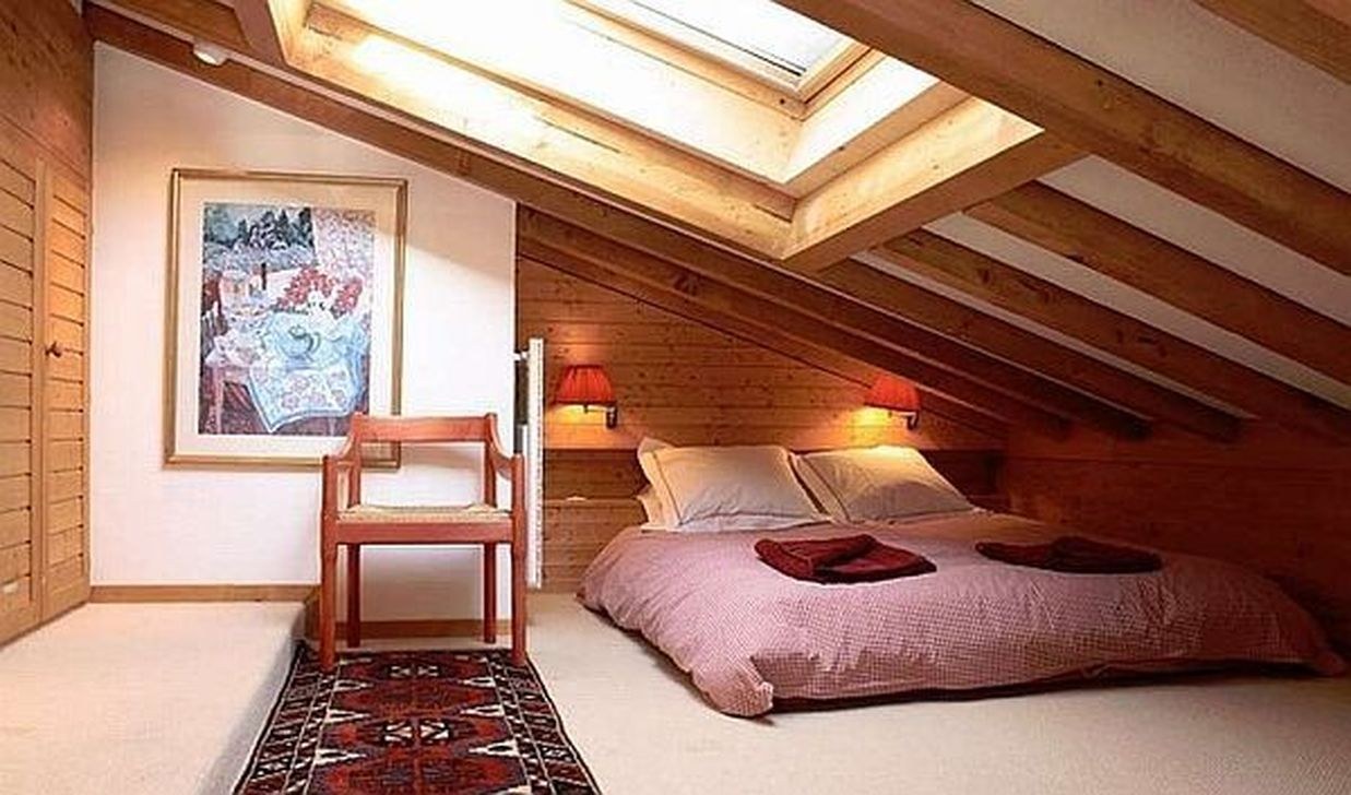 Спальни на втором этаже. Мансардная комната. Спальня под крышей. Спальня на мансарде. Мансарда с низким потолком.