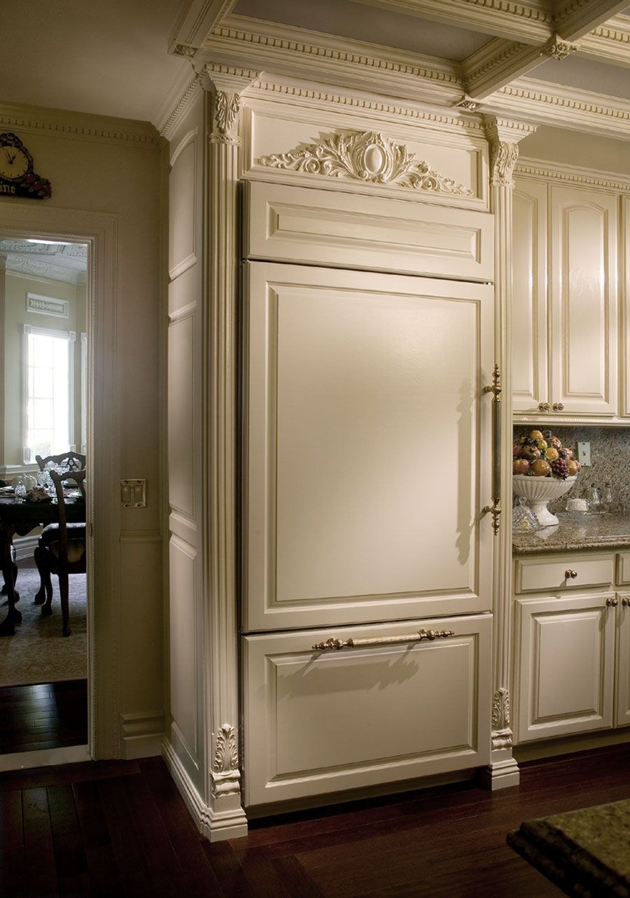 Холодильник в классическом интерьере