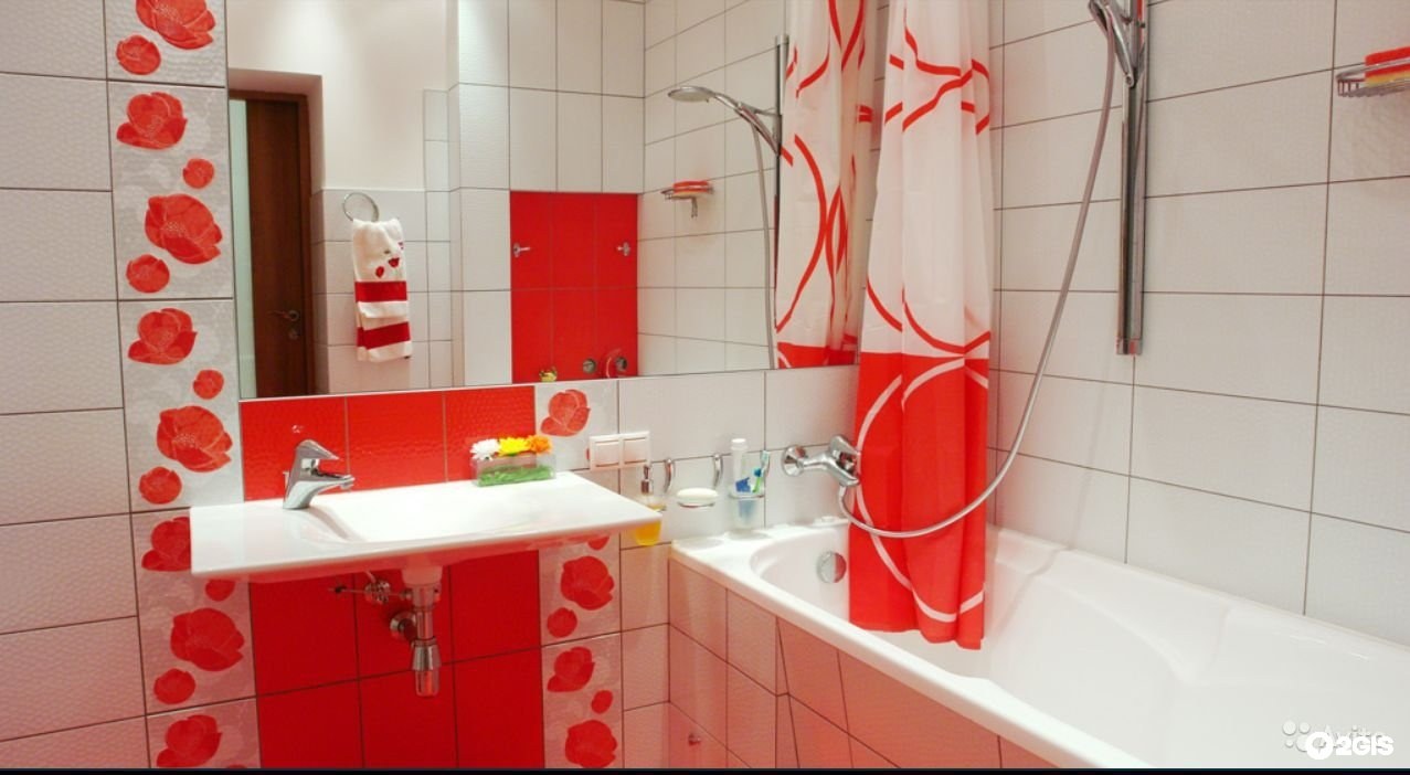 Красная плитка в ванной plitka vanny ru. Ванная в красно-белом цвете. Красно белая ванная комната. Санузел с красной плиткой. Плитка для ванной комнаты.