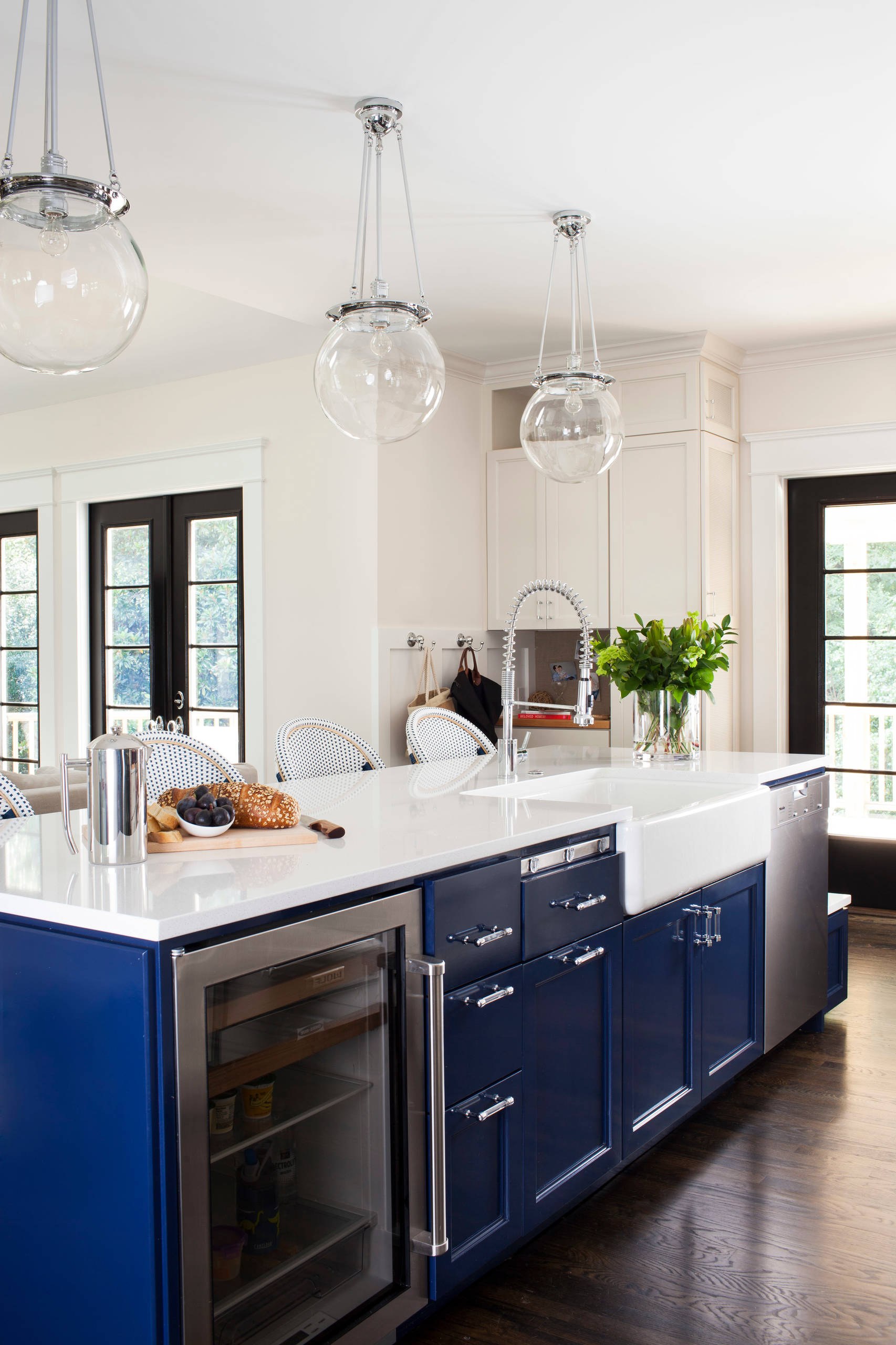 Белая кухня синяя столешница