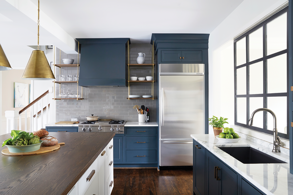 Белая кухня синяя столешница. Синяя кухня с открытыми полками. Синяя кухня с деревянной столешницей. Серые кухни. Синяя кухня с белой столешницей.