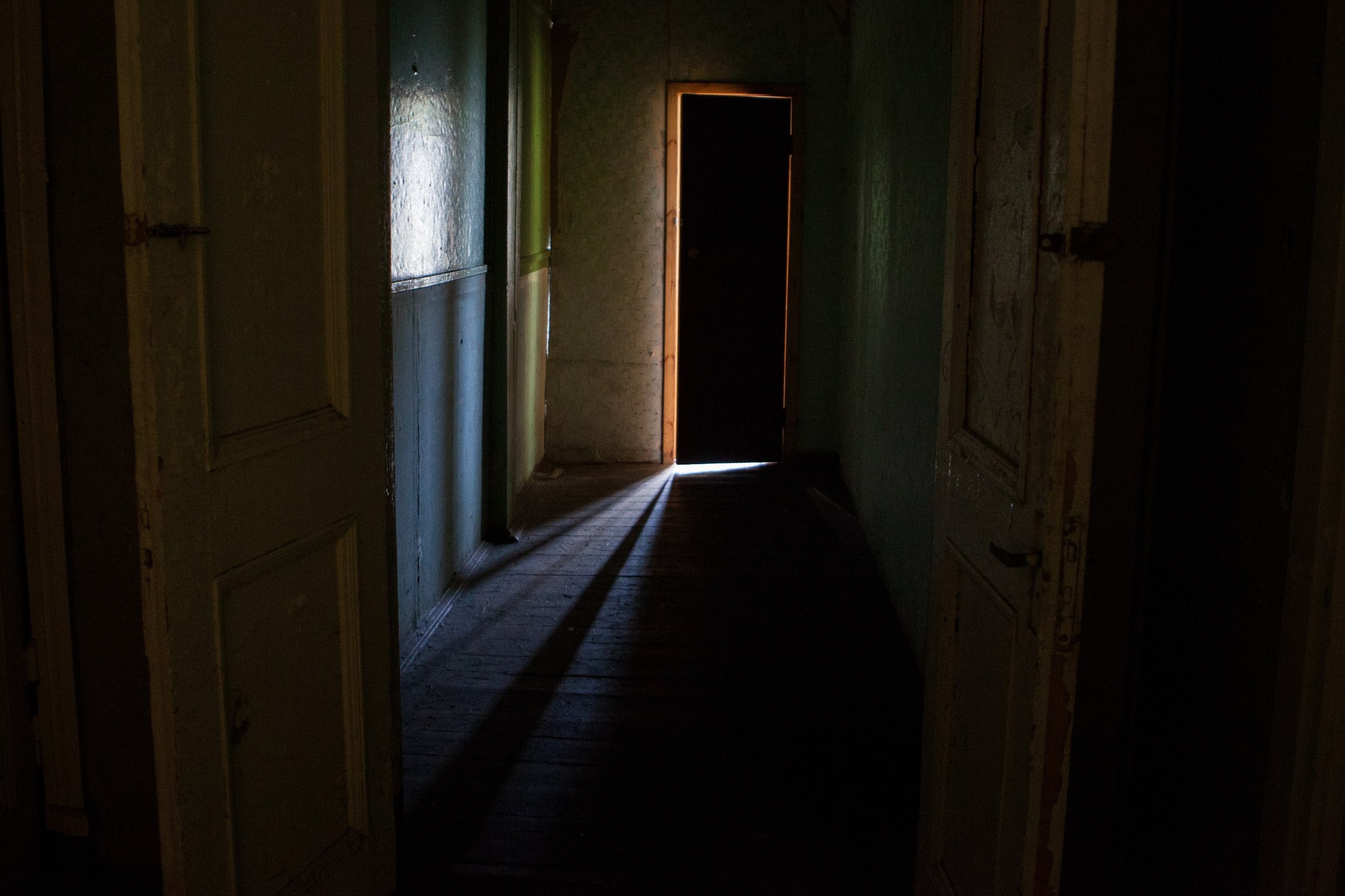Открытая дверь в темной комнате. Коридор в доме ночью. Открытая дверь. Темный коридор в старинном доме. Страшный коридор в доме.