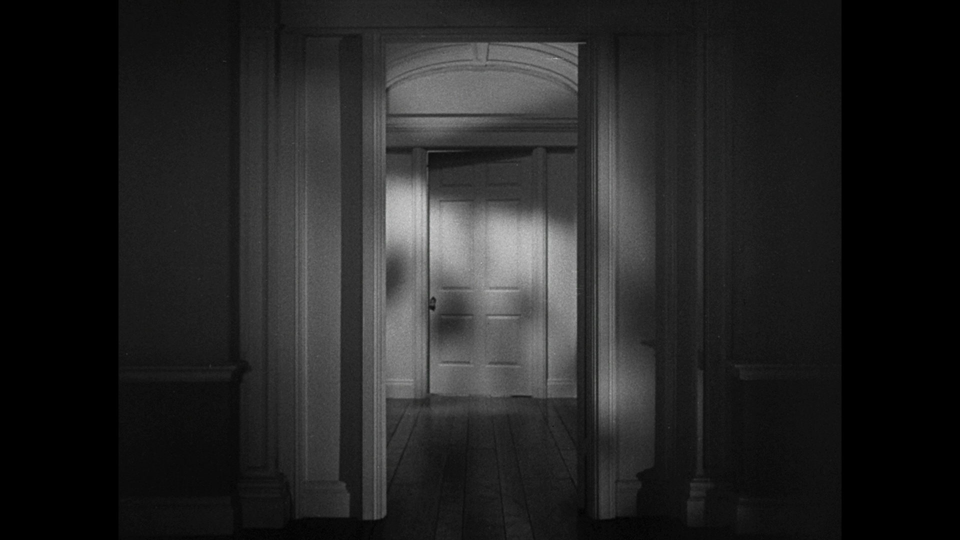 Открытая дверь. Страшная дверь. Страшная комната с дверью. Коридор с темными дверями.