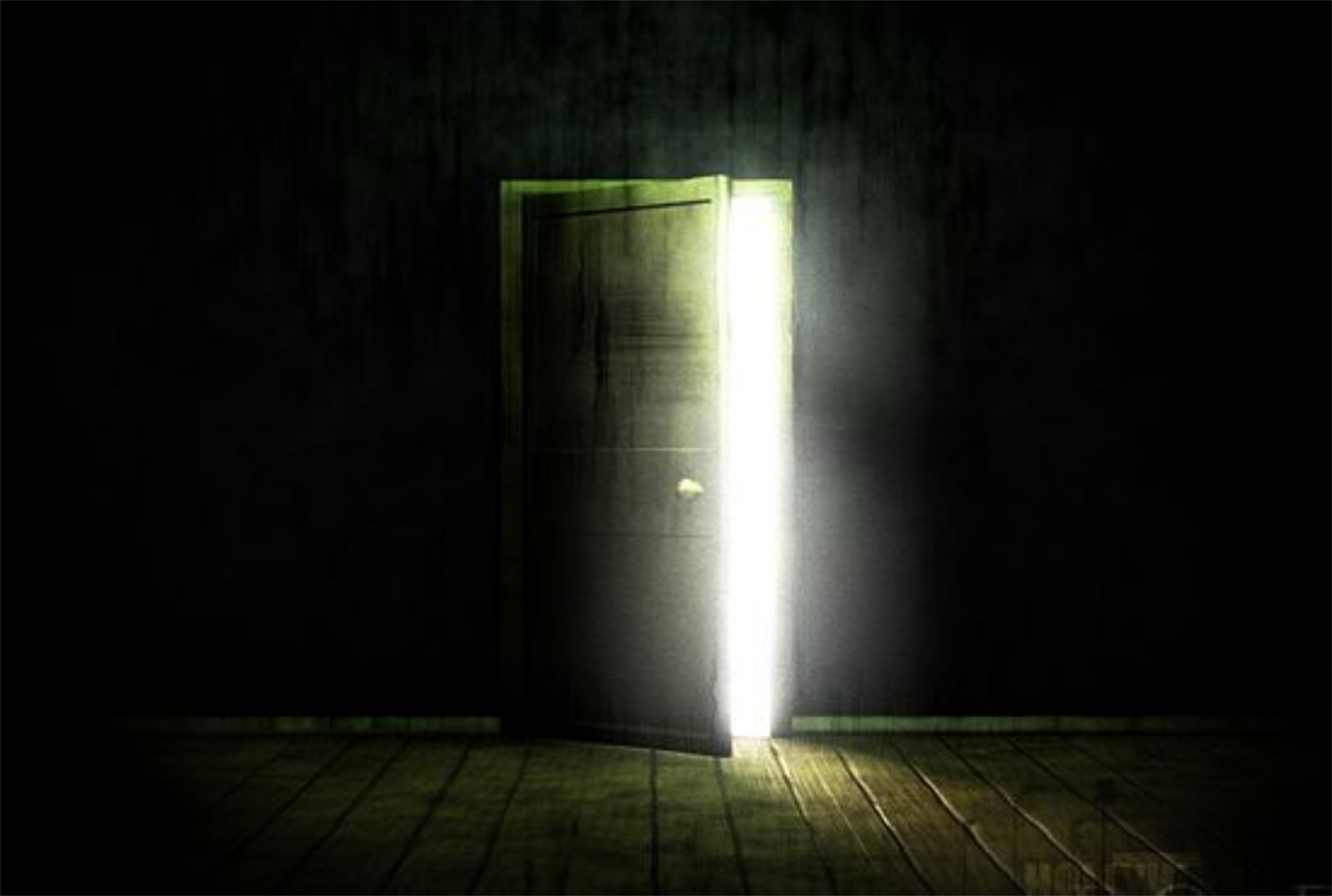 Открытая дверь в темной комнате. Дверь в темноте. Свет за дверью. Открытая дверь. Открытая дверь в темноте.
