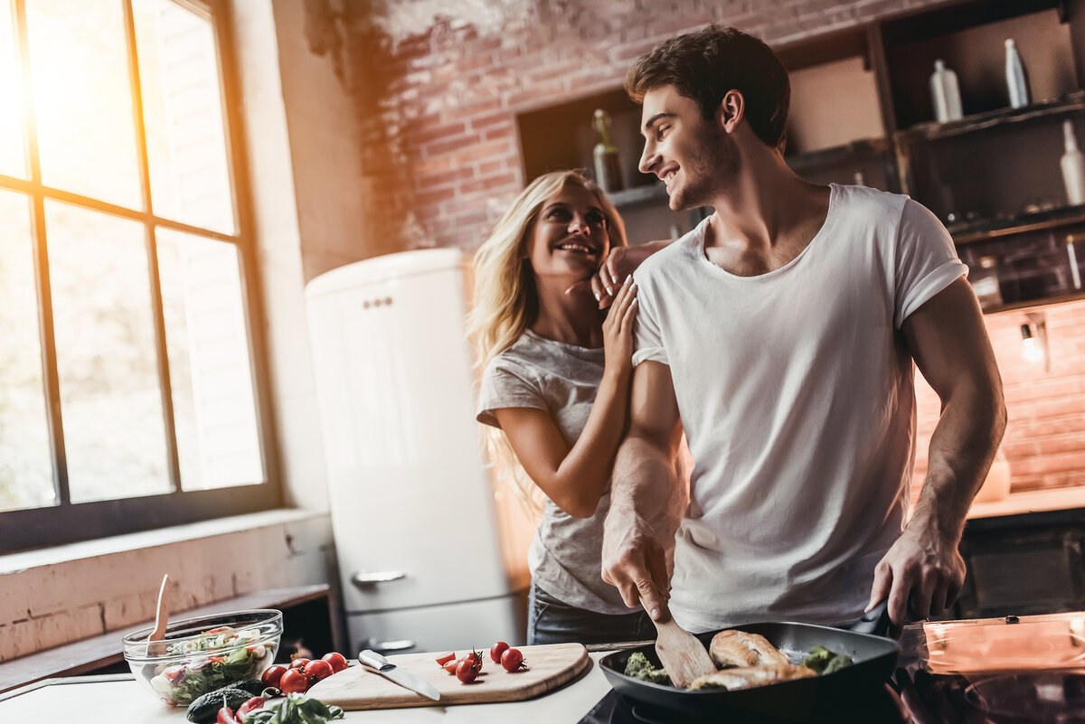 Pareja cena romantica en casa