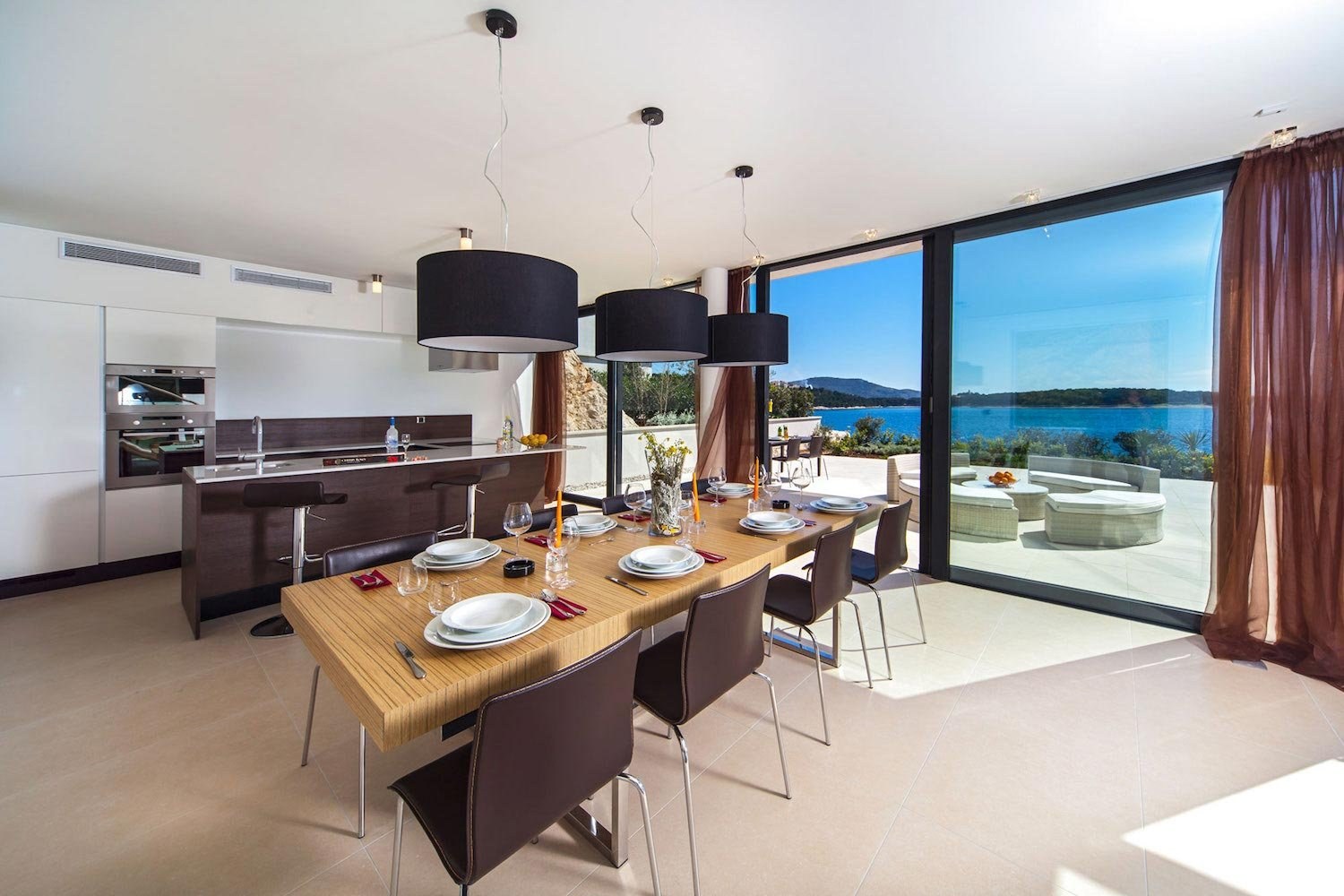 Столовая море. Кухня столовая с панорамными окнами. Кухня с видом на море. Кухня гостиная с панорамными окнами. Кухня современная с видом на море.