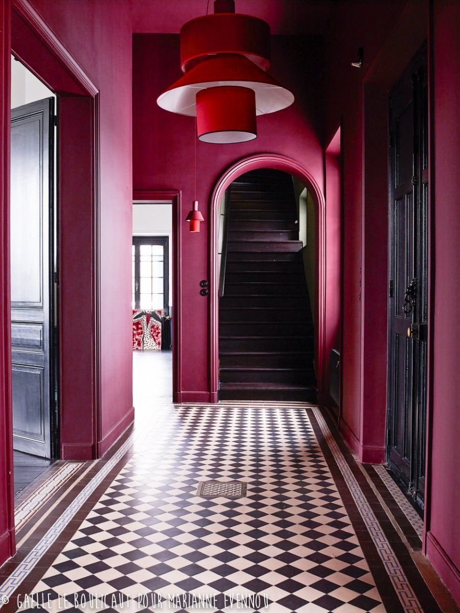 Прихожая в малиновом цвете