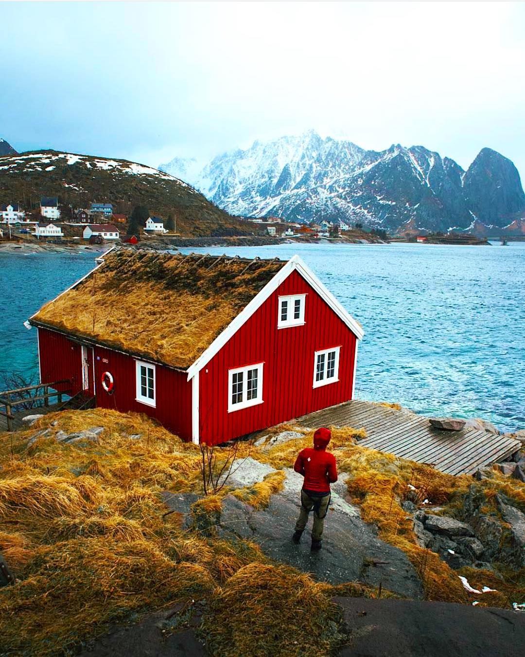 Домик в норвегии. Норвегия Лофотенские острова домик красный. Фьорд Норвегия красный домик. Домик Хютте Норвегия. Хитте в Норвегии.
