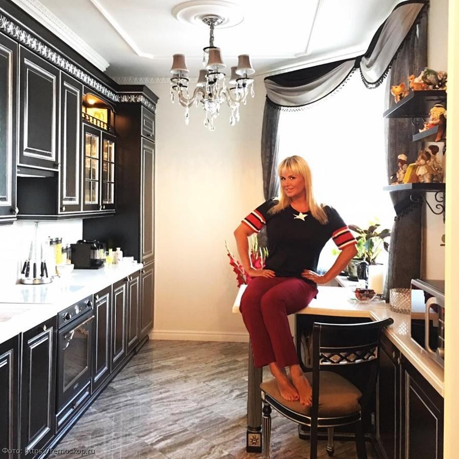 Анна Семенович на кухне