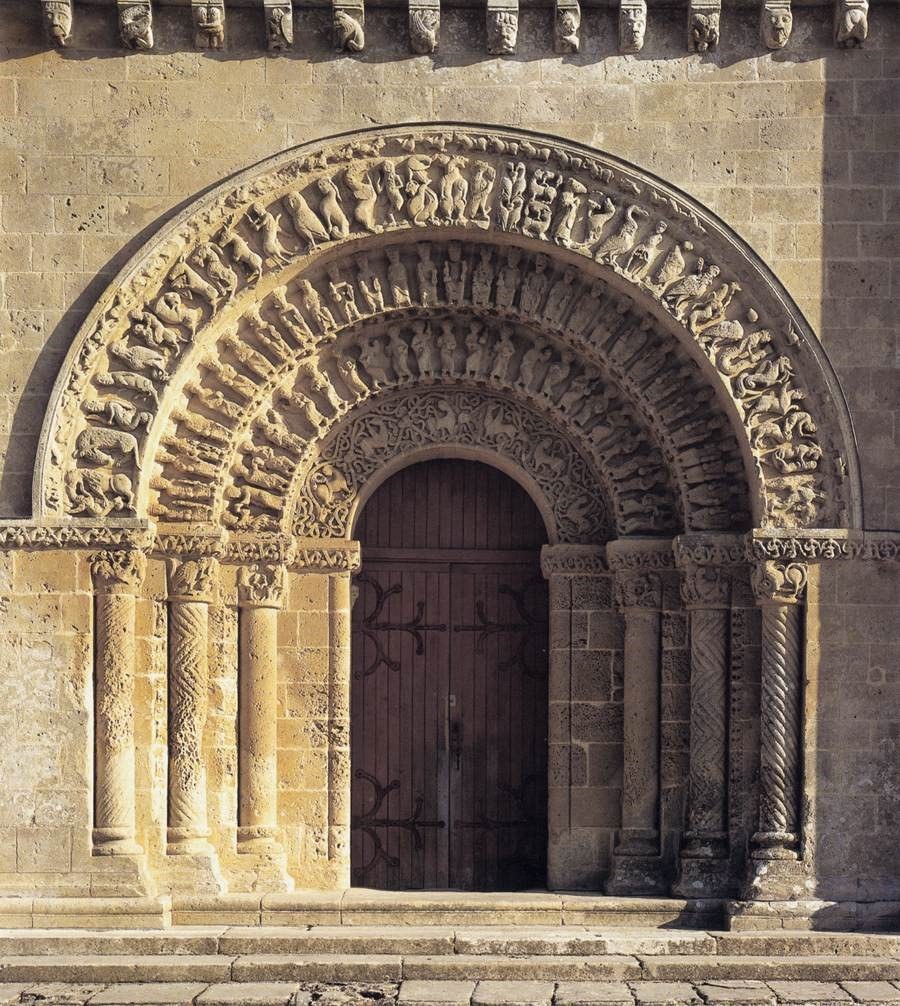 Неф романского стиля