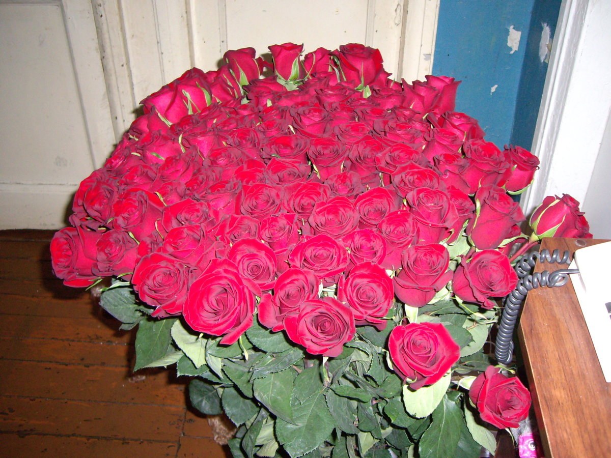 Фото красивых букетов дома. Огромный букет цветов. Шикарный букет роз. Букет роз огромный. Букет роз дома.
