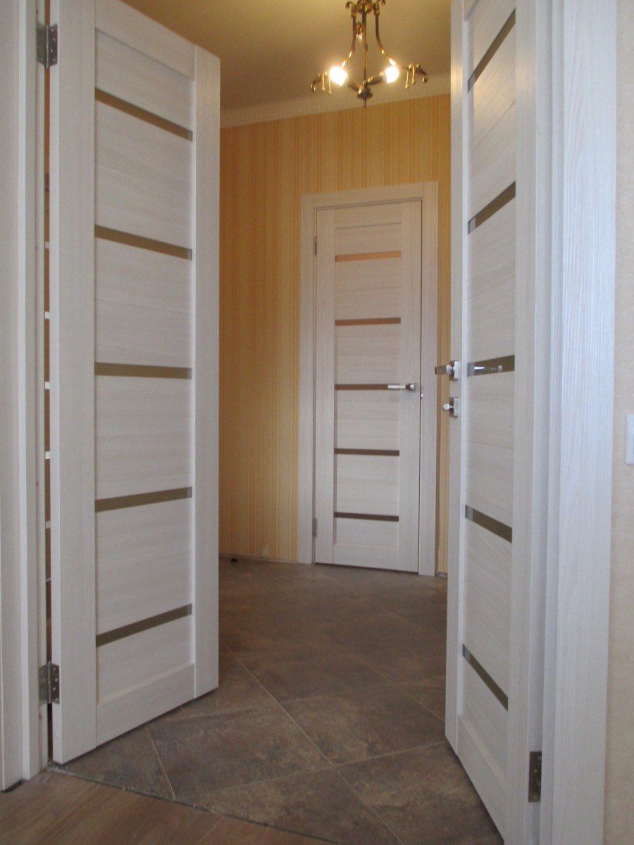 Светлые двери в интерьере