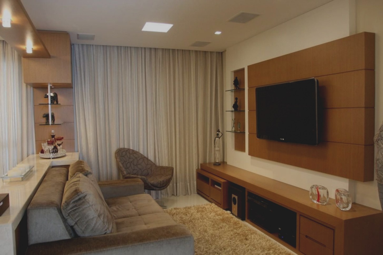 Телевизор в маленькой комнате. Зал с телевизором и диваном. Планировка комнаты с телевизором. Маленькая комната с диваном и телевизором. Диван и телевизор в небольшой комнате.