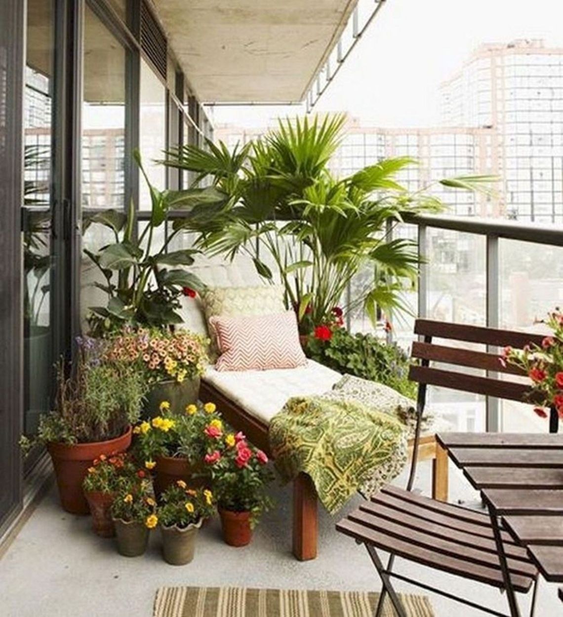 Balcony gardening. Цветочная оранжерея на балконе. Красивый балкон. Цветы на застекленной лоджии. Балкон с цветами.