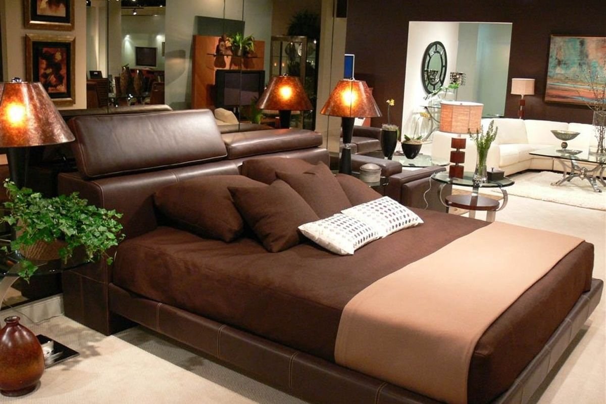 Диван шоколад. Коричневая мебель в интерьере. Интерьер в коричневых тонах. Сочетание коричневого в интерьере. Коричневый цвет в интерьере.