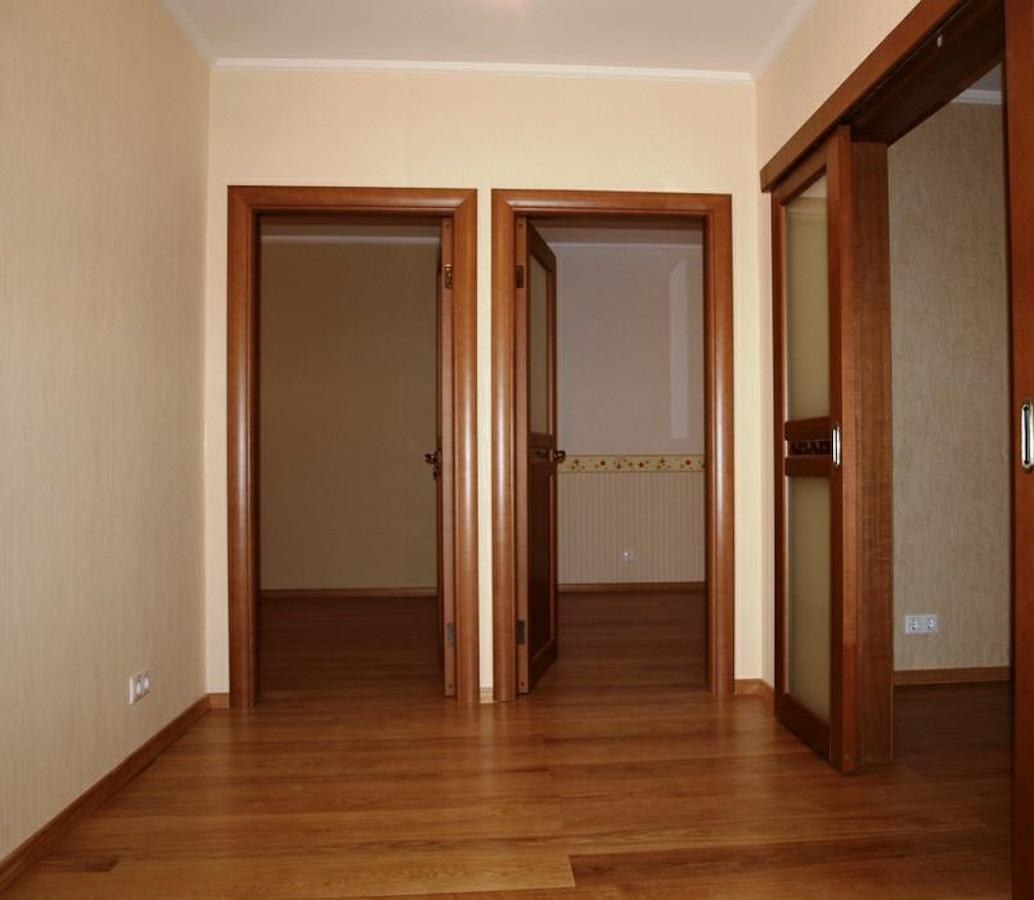 Дверь открывается внутрь квартиры. Дверь рядом с проемом. Расположение дверей в коридоре. Открытая дверь в коридор. Расположение межкомнатных дверей в коридоре.