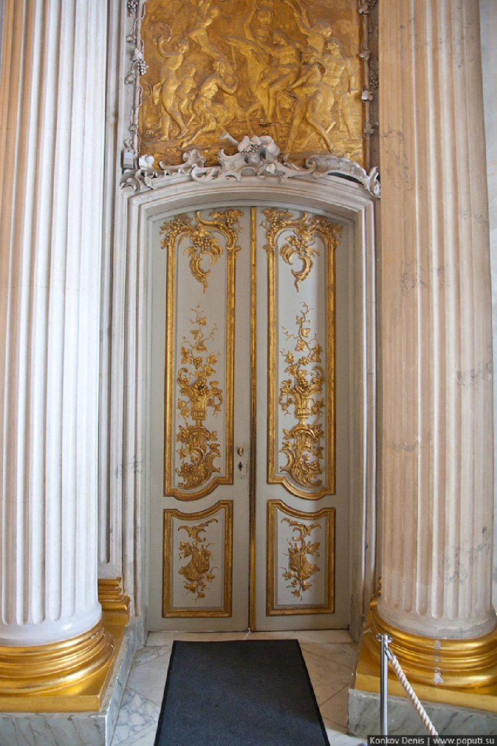 Мраморная дверь