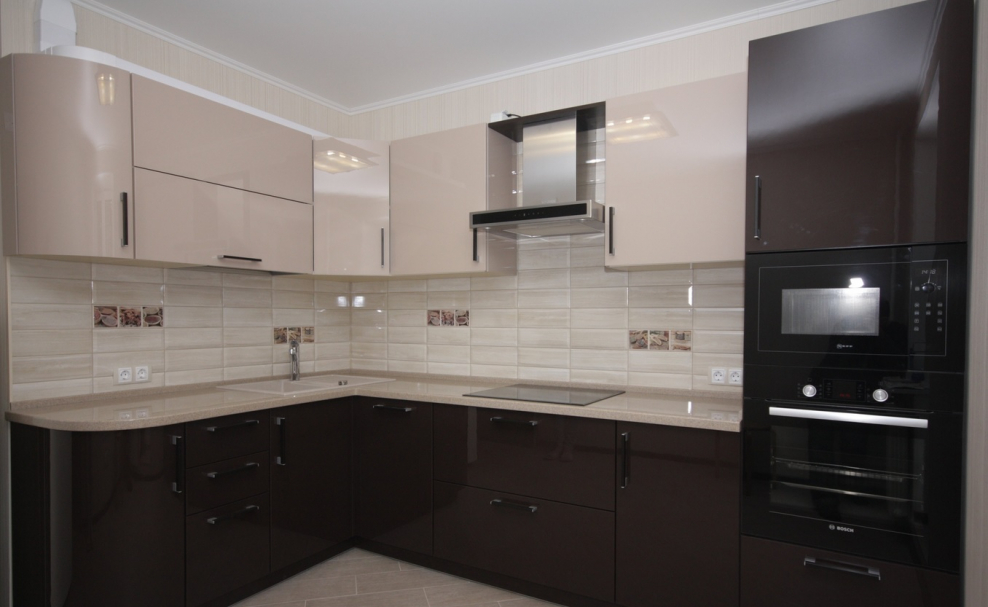 Двухцветные глянцевые кухни