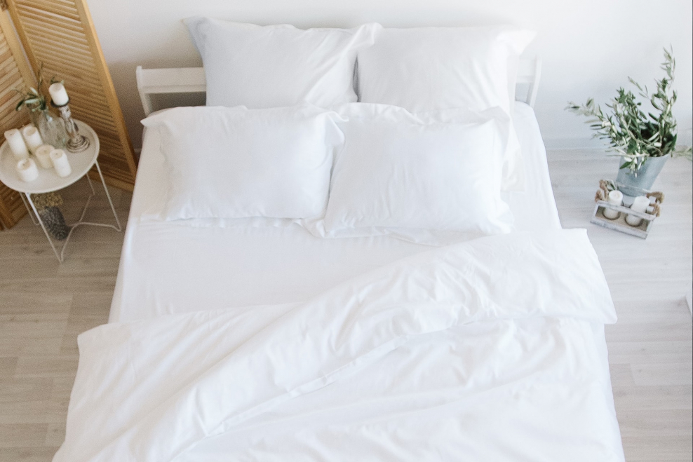 Белое постельное белье вид сверху