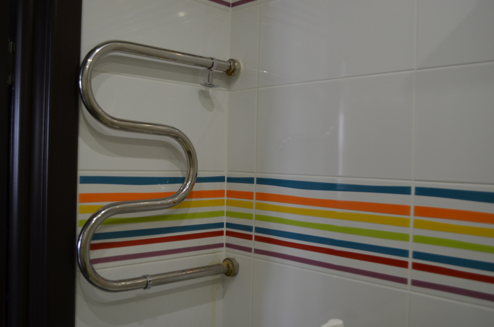 Спрятать полотенцесушитель в ванной