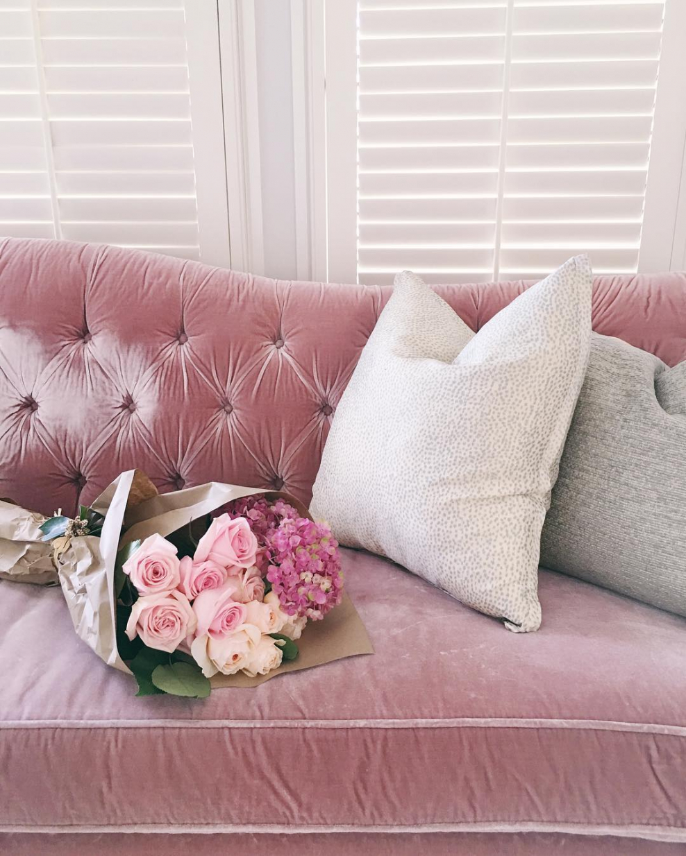 розовые подушки в интерьере